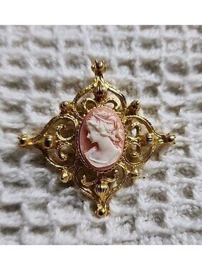 Vtg Signed AAI‎ Cameo Lucite Woman Lady Carved Gold Tone Brooch Pink Pretty